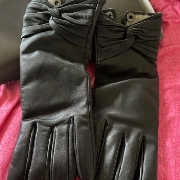 Danier Leather Black Gloves NWT  - Size M - Picture 13 of 13